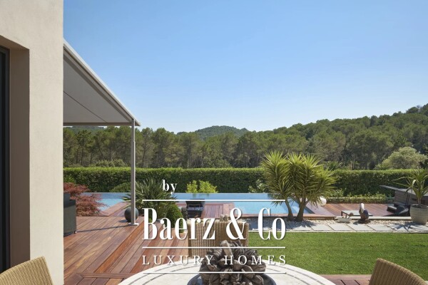 photo 9 Contemporary Provençal villa with a unique view