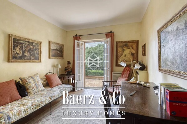 photo 14 Close to the center