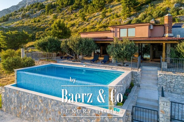 photo 1 Omiš, Stanići, a beautiful house with a sea view, total living area of 160 m² on a land plot of 2546