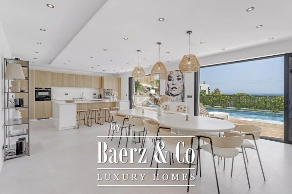 photo 5 New contemporary villa with sea view