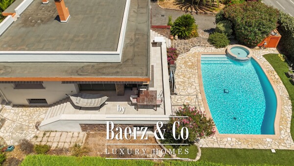 photo 4 Vente Villa rénovée de 270 m² avec piscine et jardin paysager - 5 min en voiture de la plage