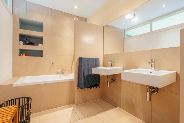 photo 23 Diepenbrockstraat 22