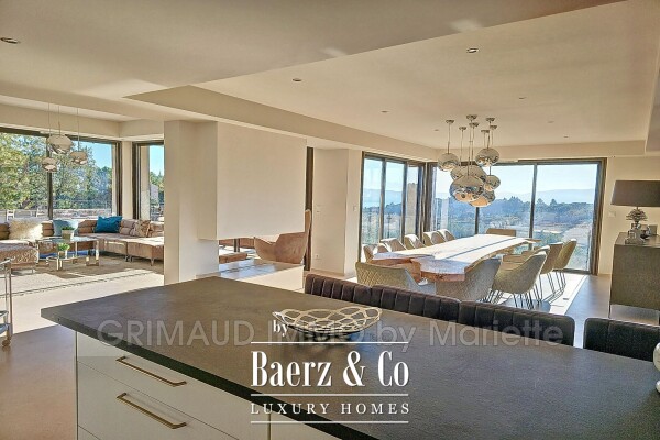 photo 2 Grimaud, France